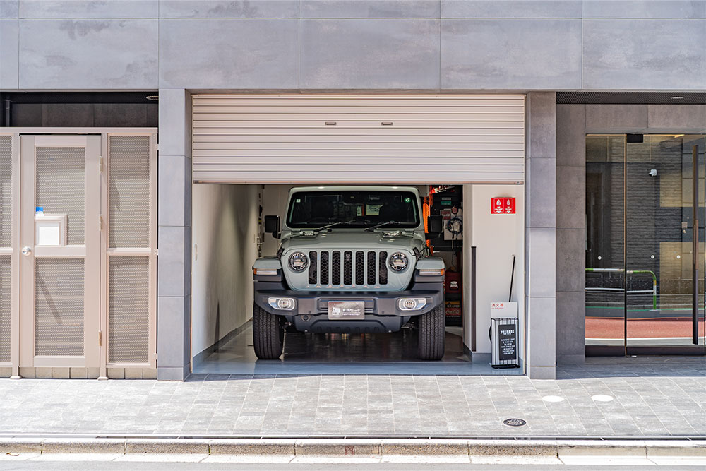 ガレージに駐車したJEEP_ラングラー