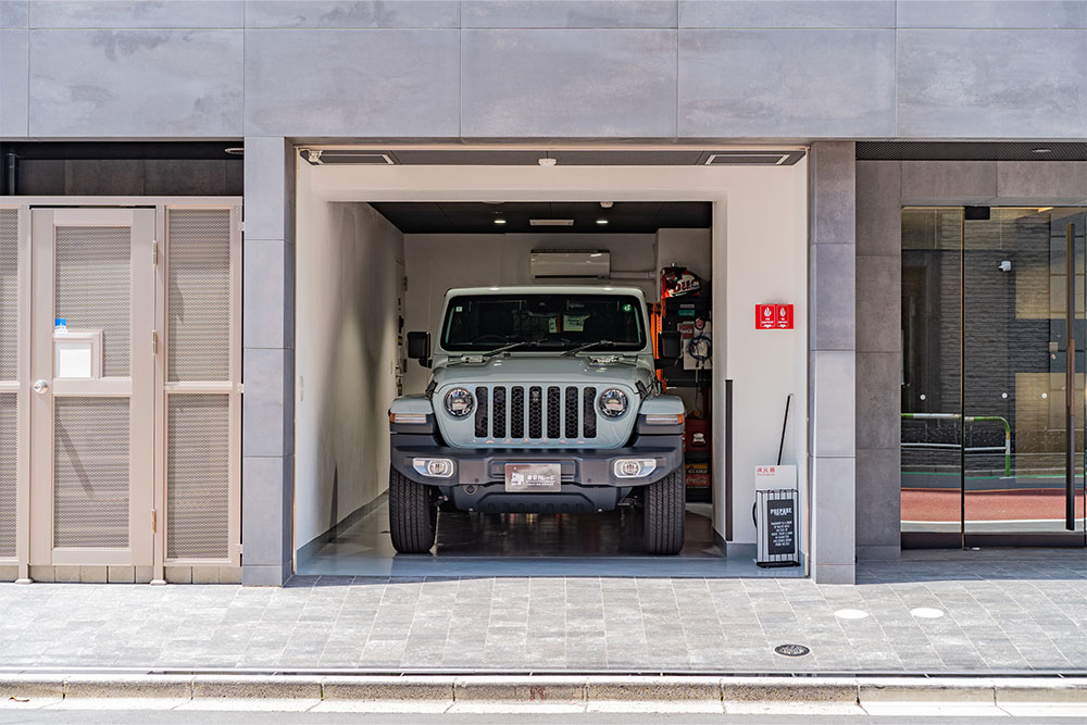 ガレージに駐車したJEEP_ラングラー