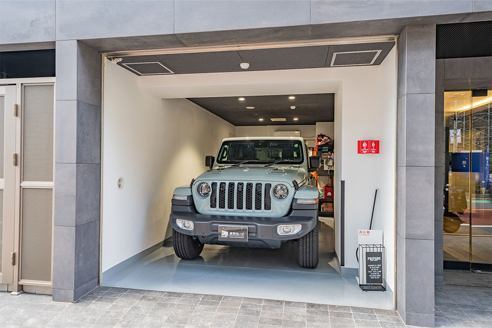 ガレージに駐車したJEEP_ラングラー