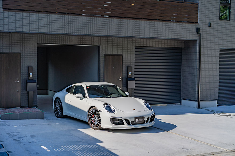 ガレージを出発するポルシェ_911Carrera S