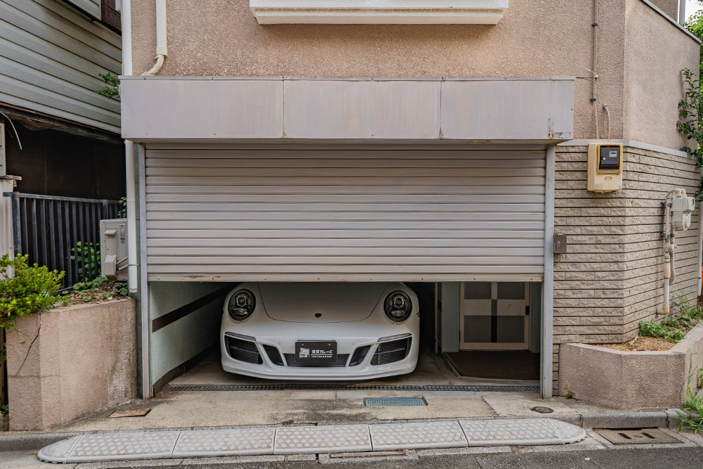 ガレージに駐車したポルシェ_911Carrera S