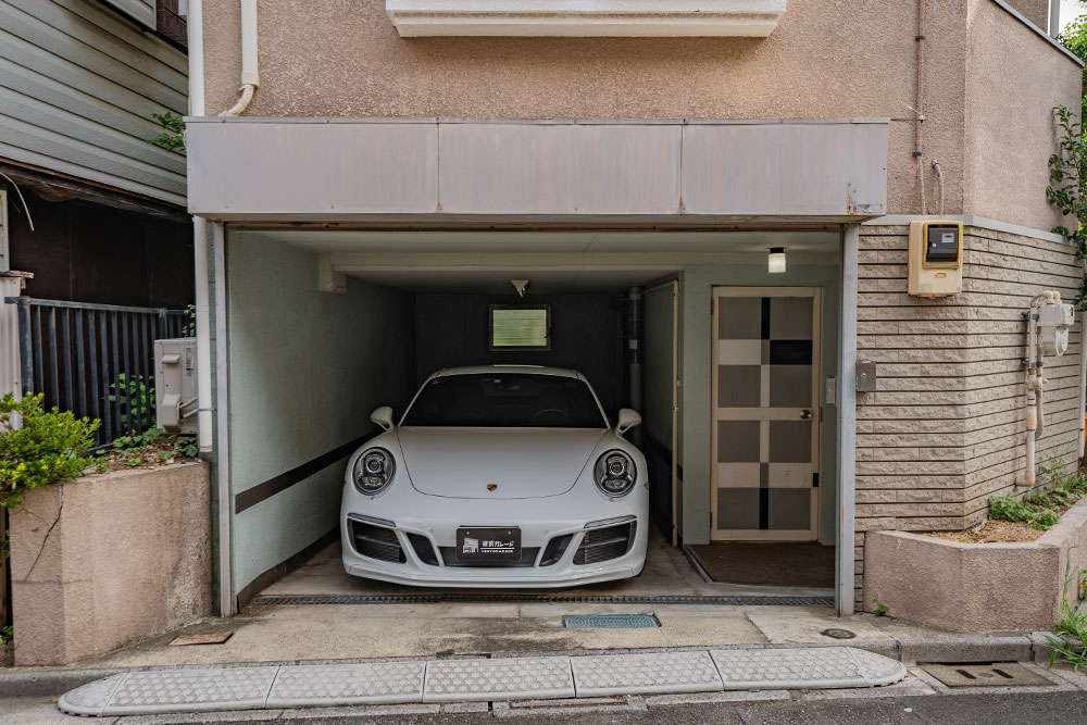 ガレージに駐車したポルシェ_911Carrera S