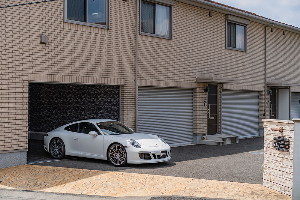 ガレージを出発するポルシェ_911Carrera S