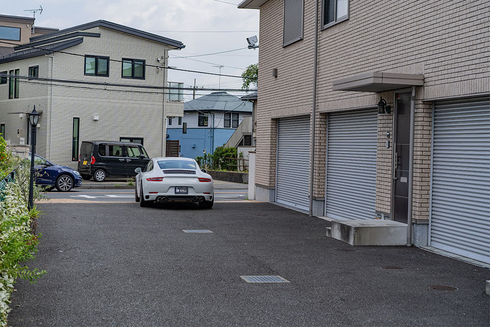 狭い部分で横幅5.2mを確保した敷地内車路