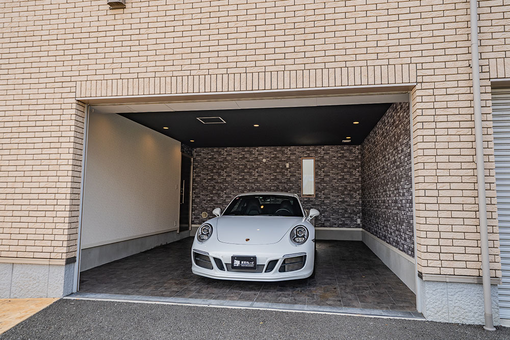 ガレージに駐車したポルシェ_911Carrera S