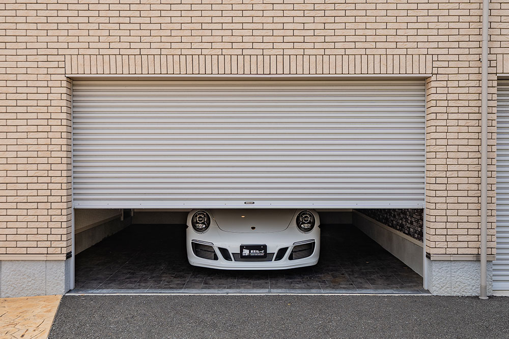 ガレージに駐車したポルシェ_911Carrera S