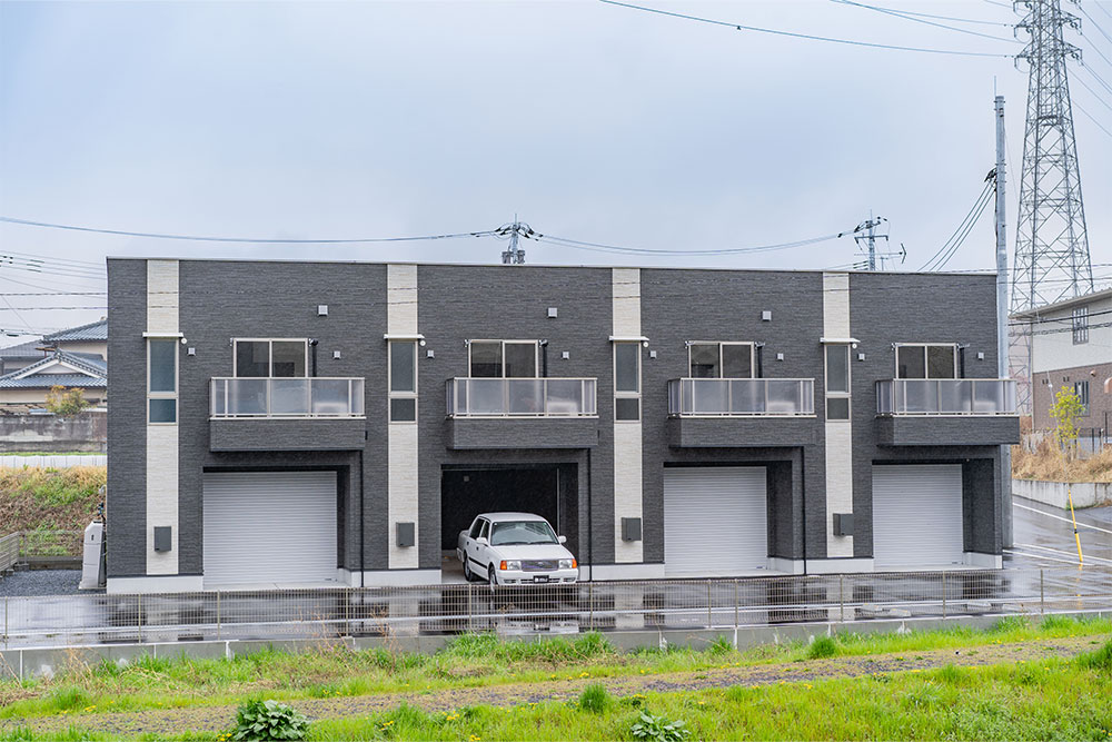 釜川に面して建つ4戸タイプのガレージハウス