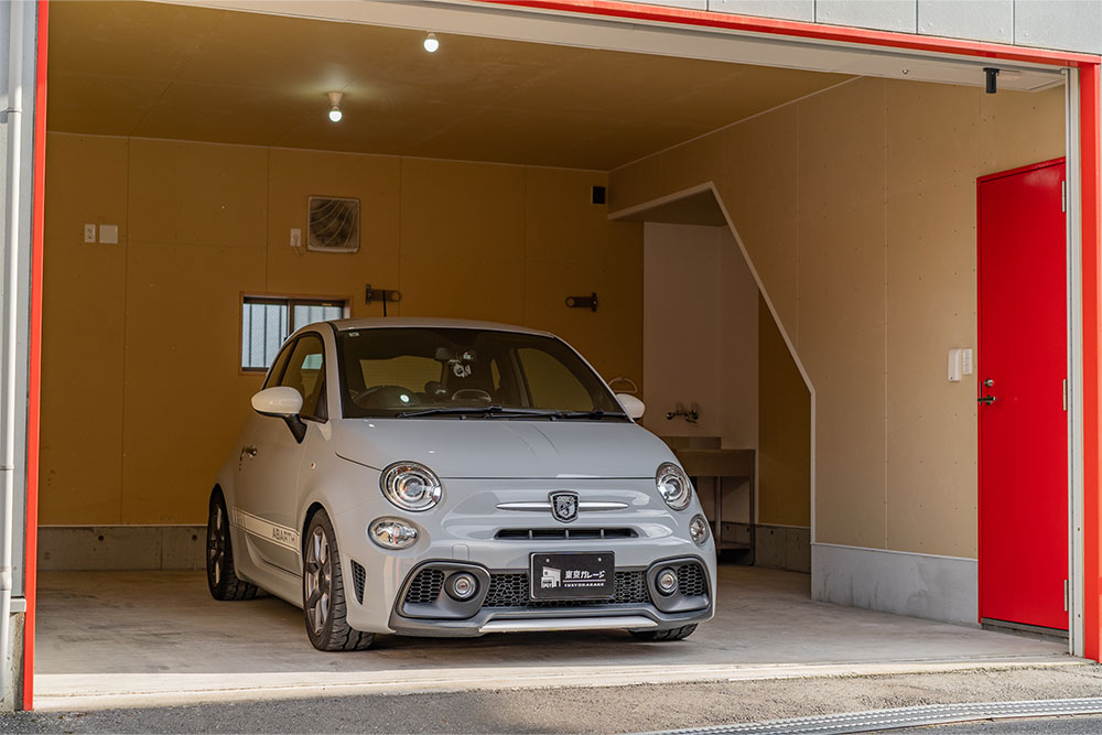 ガレージに駐車したABARTH595