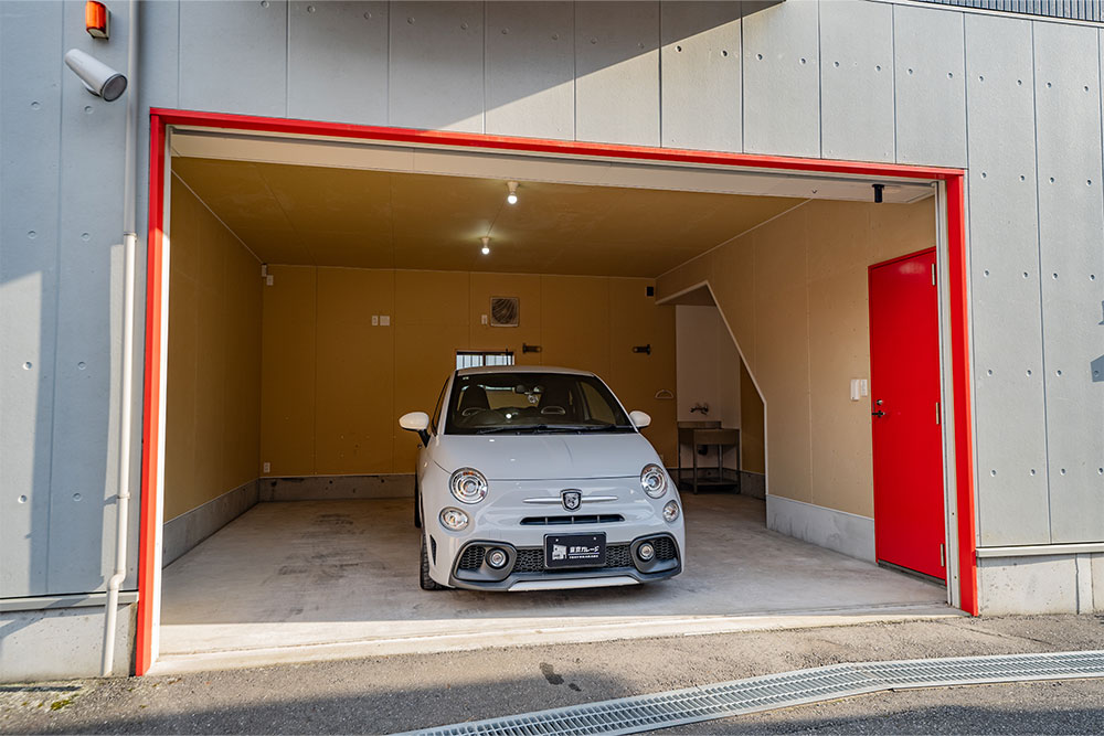 ガレージに駐車したABARTH595