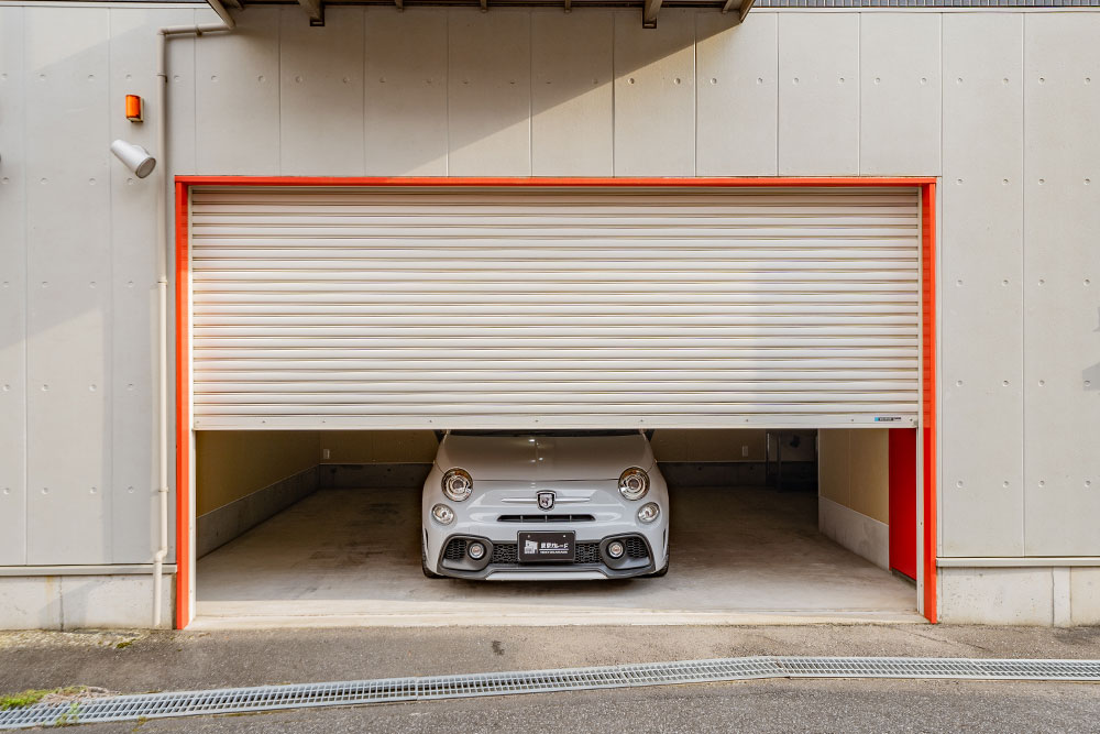 ガレージに駐車したABARTH595