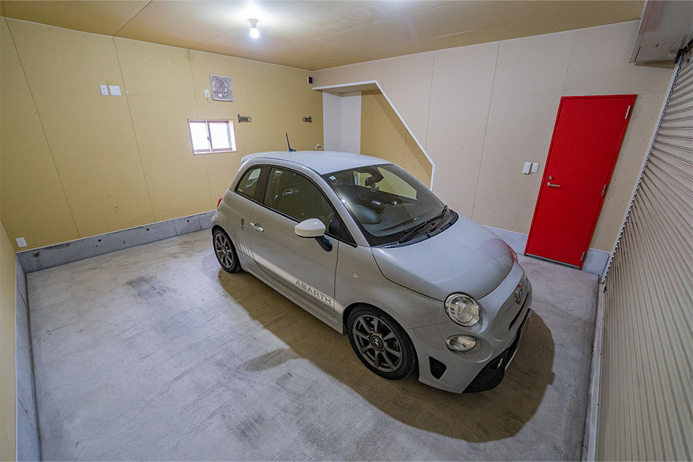 ガレージに駐車したABARTH595