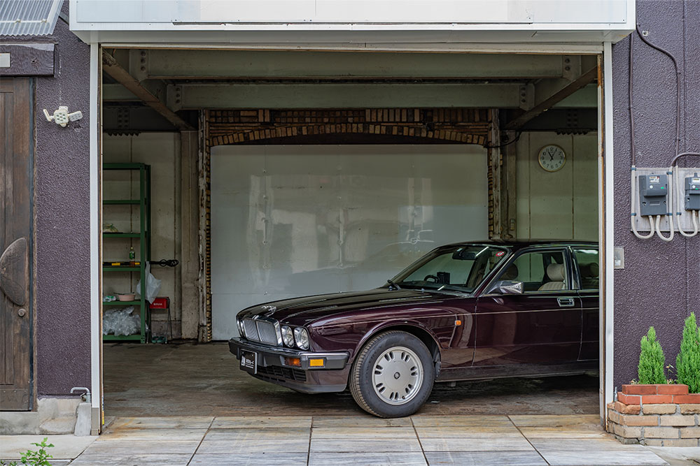 ガレージに駐車したジャガー_XJ40