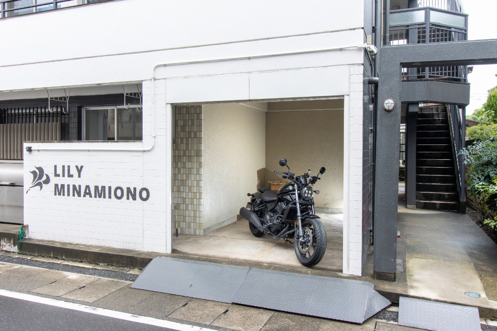 ガレージに駐車したHonda_Rebel1100