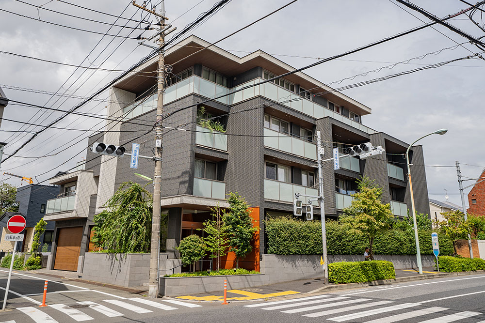 駒沢通り沿いに建つ14戸構成のマンション