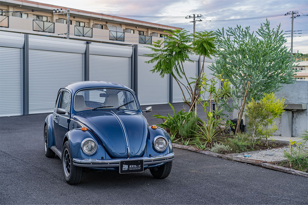 敷地内に駐車したVolkswagen_Type1（ビートル）