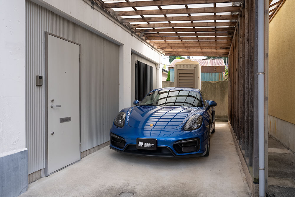 屋外の駐車スペースに駐めた Porsche_CaymanGTS