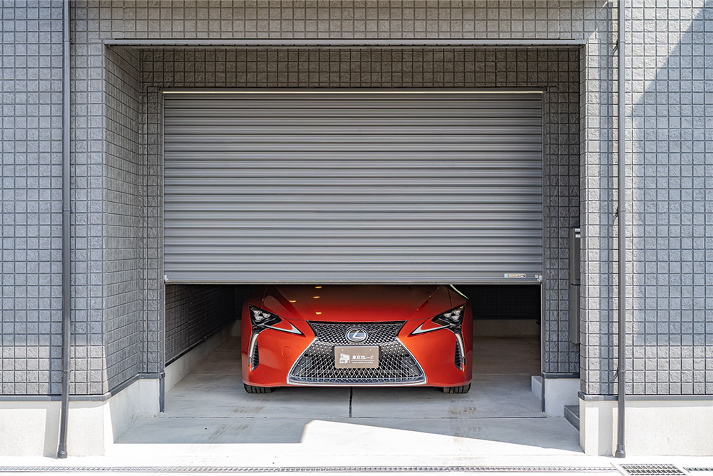 ガレージに駐車したLEXUS_LC500コンバーチブル