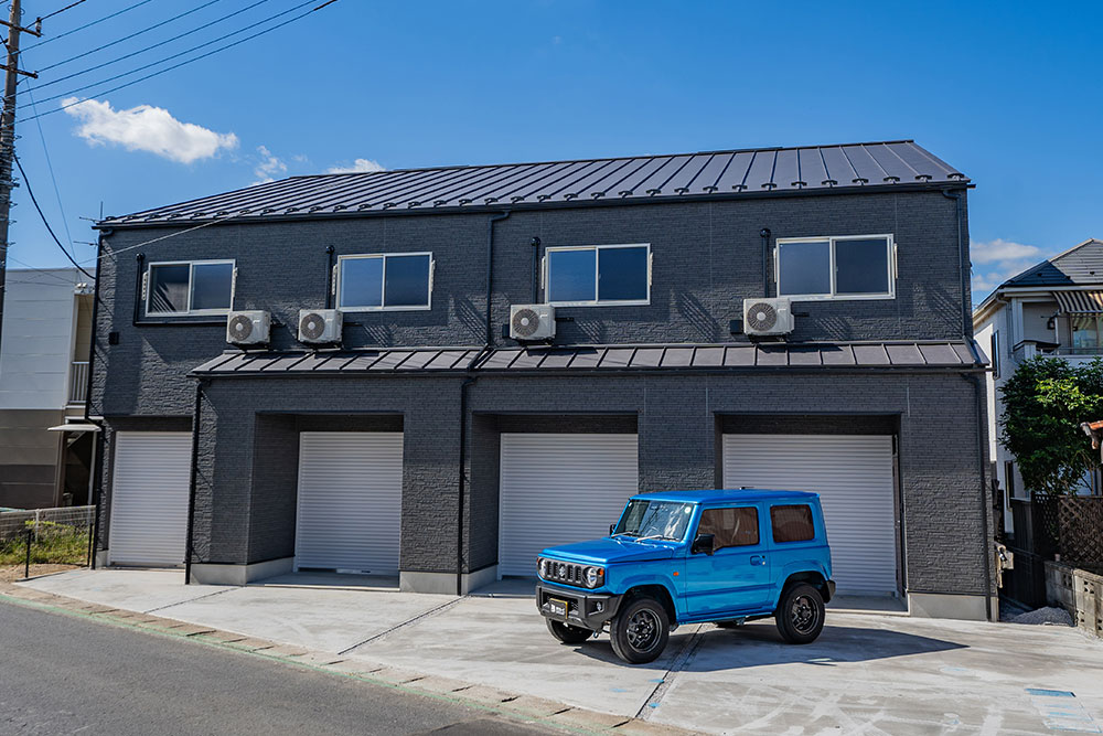 南東向きに建つ4戸構成のガレージハウス