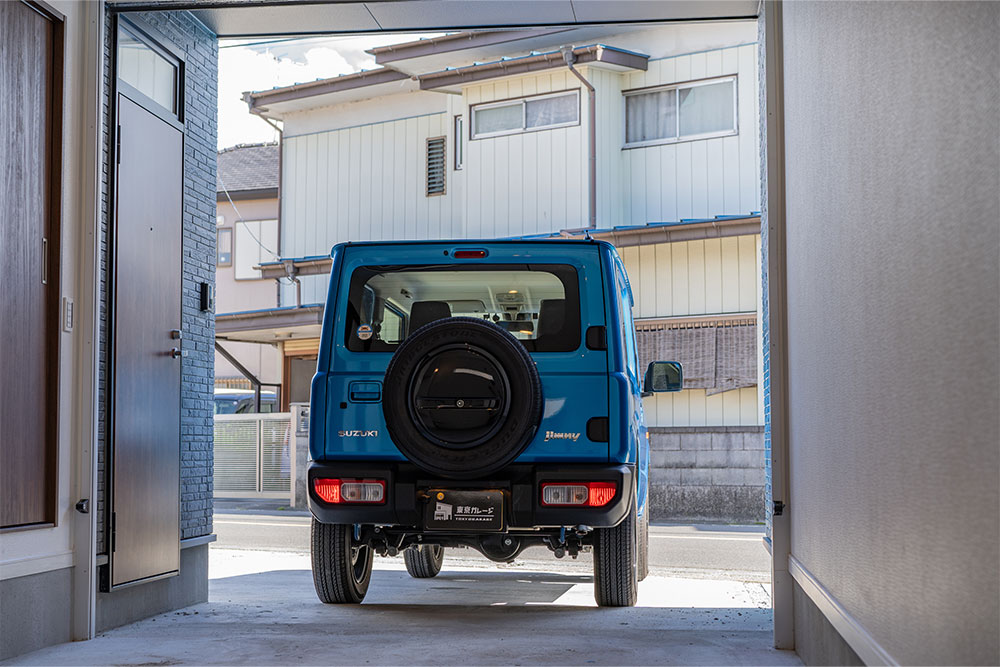 ガレージを出発するSUZUKI_ジムニー