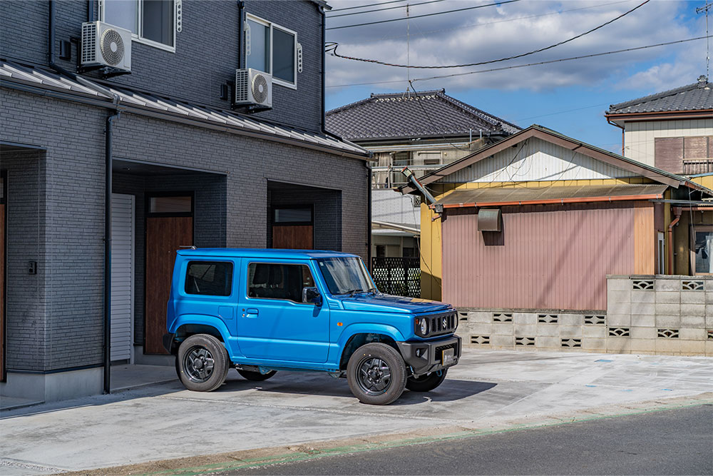 ガレージ前の屋外駐車スペース