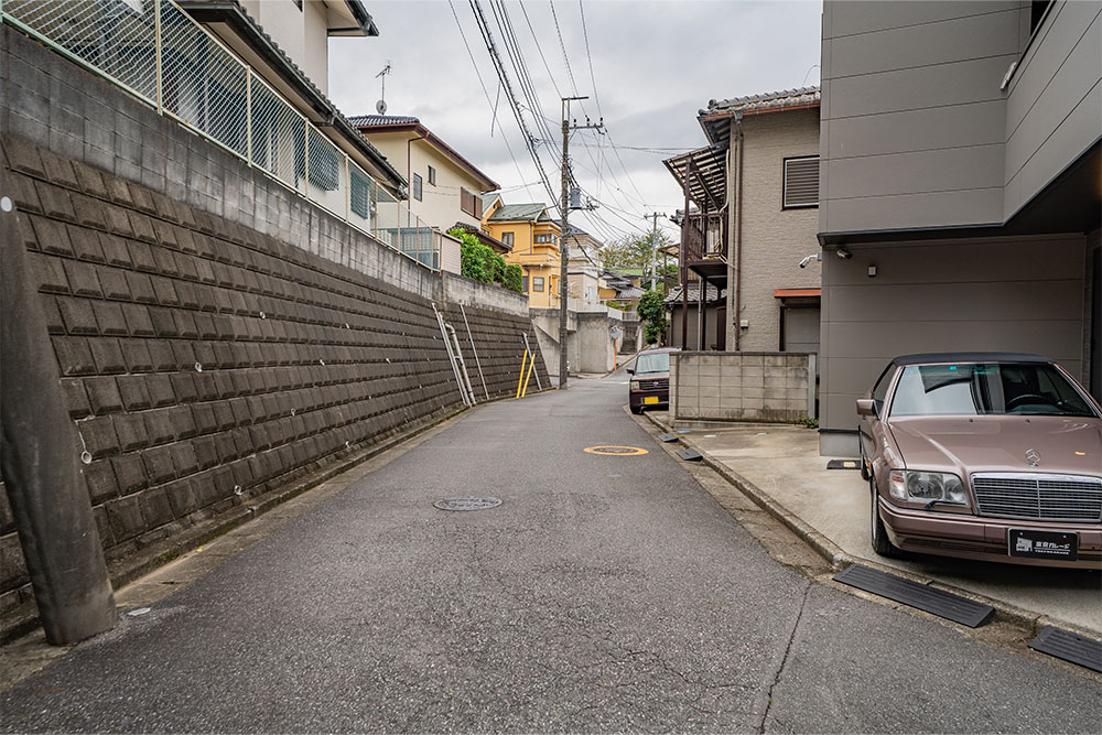 ガレージ入口となる南側道路の様子