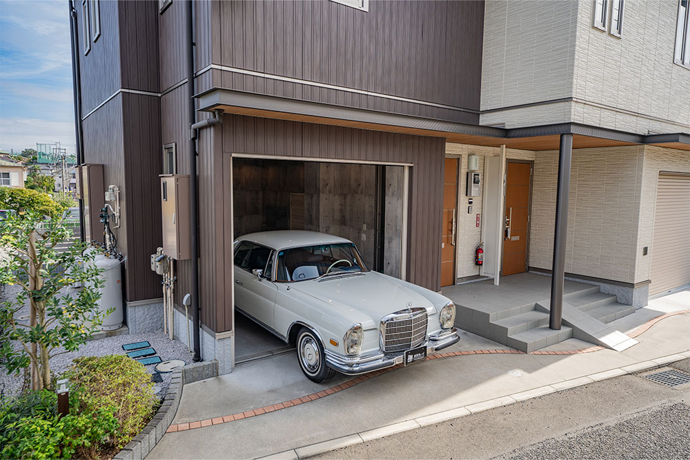 ガレージ前に空地があり大柄な車種も◎