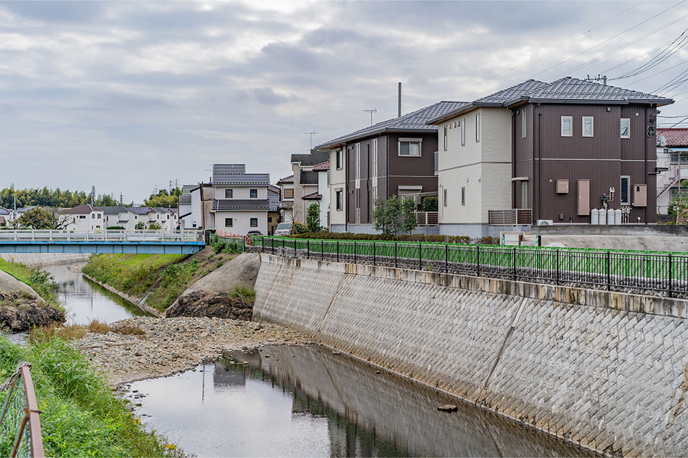 物件裏手を流れる境川