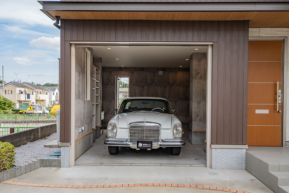 ガレージに駐車したメルセデスベンツ_280SE 3.5Coupe