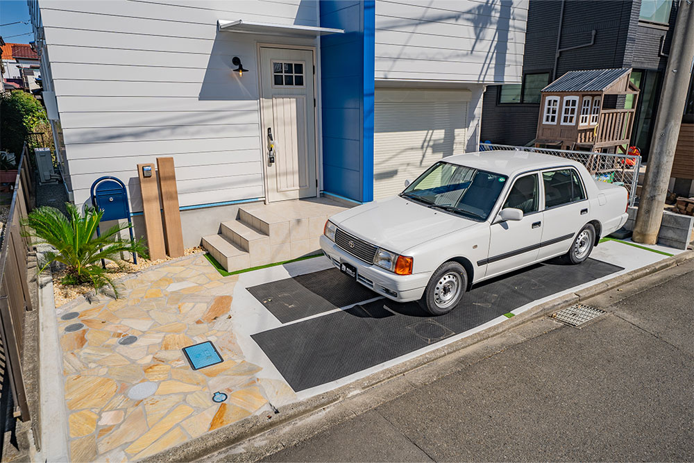 ガレージ前は屋外駐車スペースとして使える