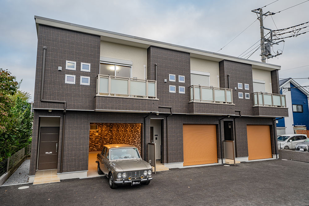 二車線道路から1本入った穏やかな住宅地