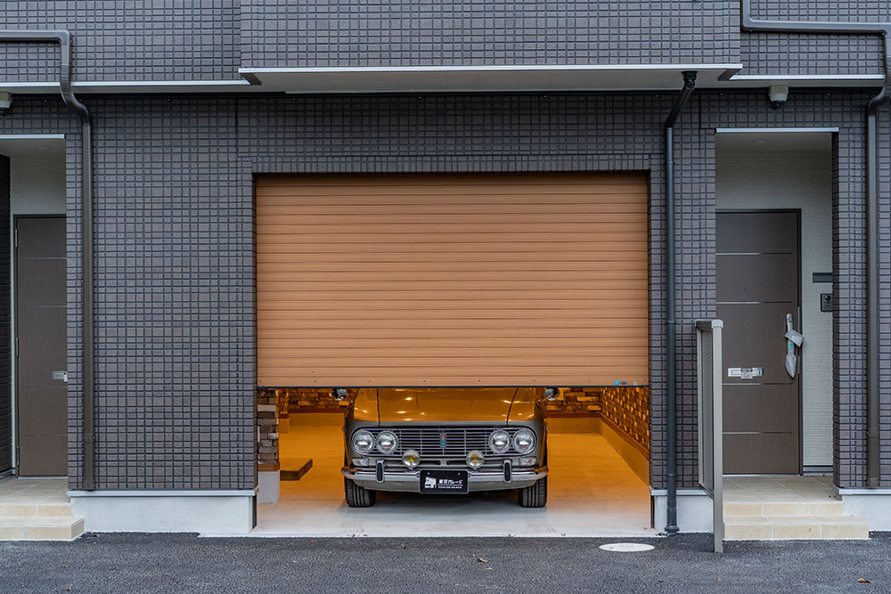 ガレージに駐車した日産_ブルーバード