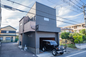 寝室から眺めるガレージ＆屋外駐車スペース4台以上｜坂戸駅 徒歩5分