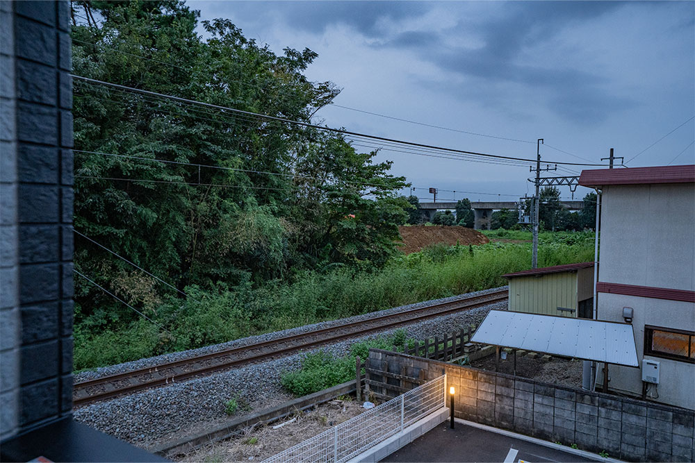 敷地横を通る東武宇都宮線