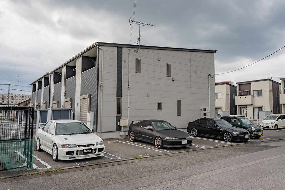 建物横の屋外駐車場