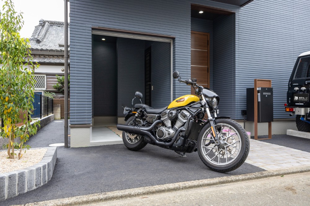 ガレージを出発するHarley-Davidson_Nightster Special