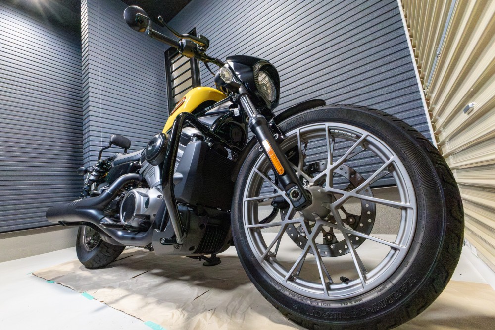 ガレージに駐車したHarley-Davidson_Nightster Special