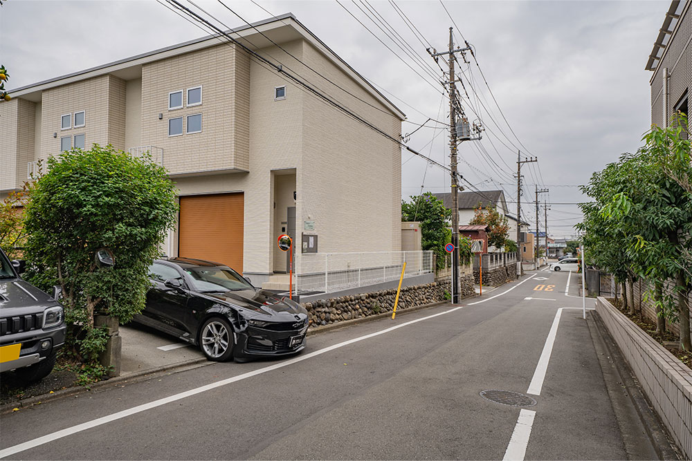 見通しの良い前面道路、敷地入口はスロープとなる