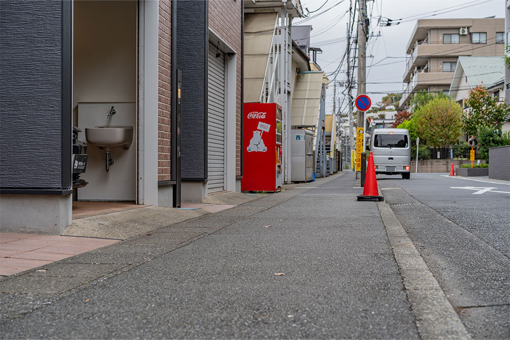 ガレージ前の歩道