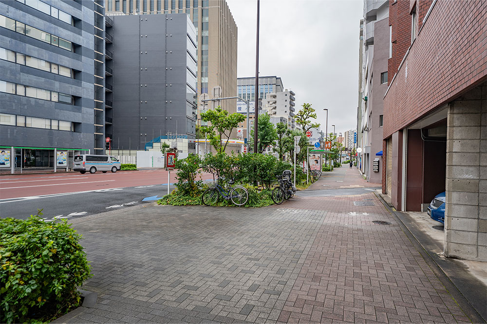 ガレージ前の歩道