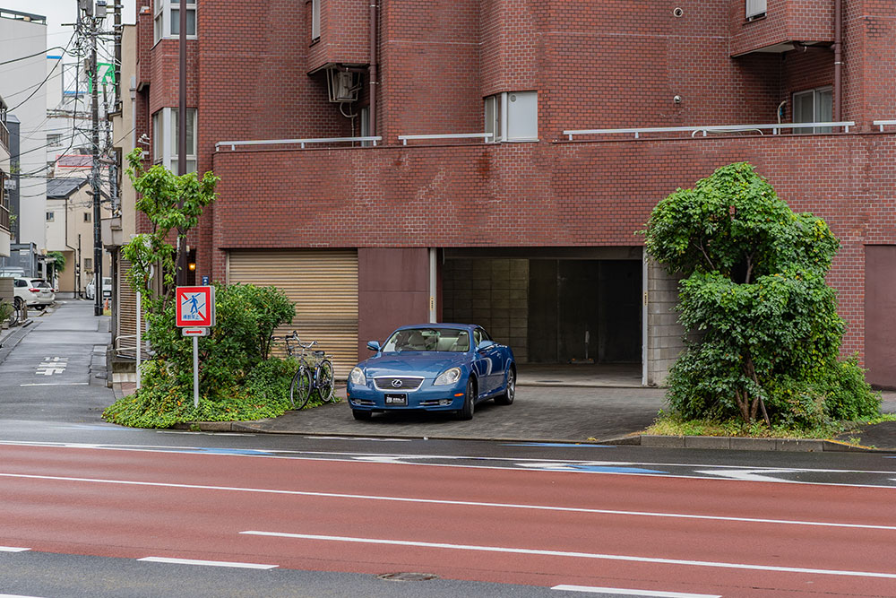 ガレージ前面の歩道が広く入出庫しやすい