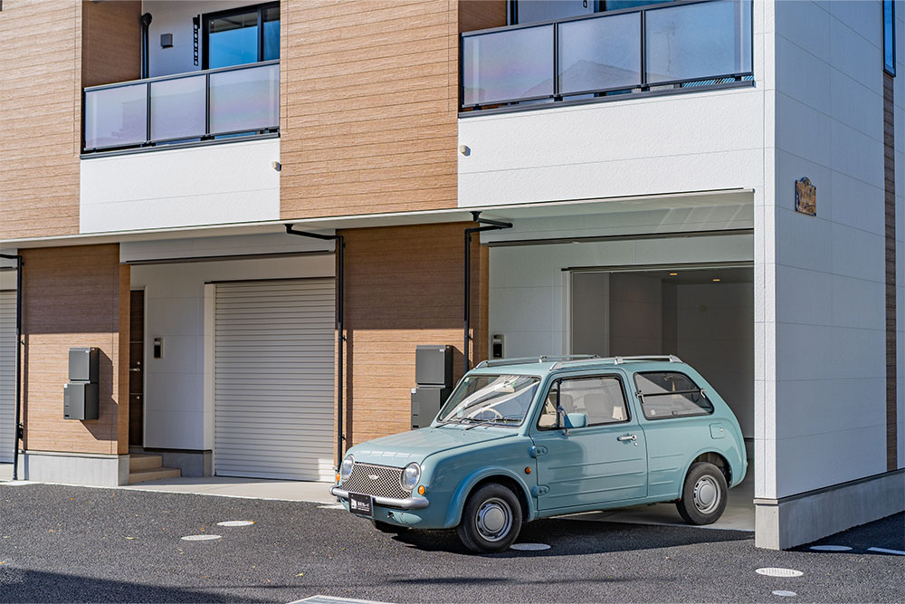 ガレージを出発する日産_PAO