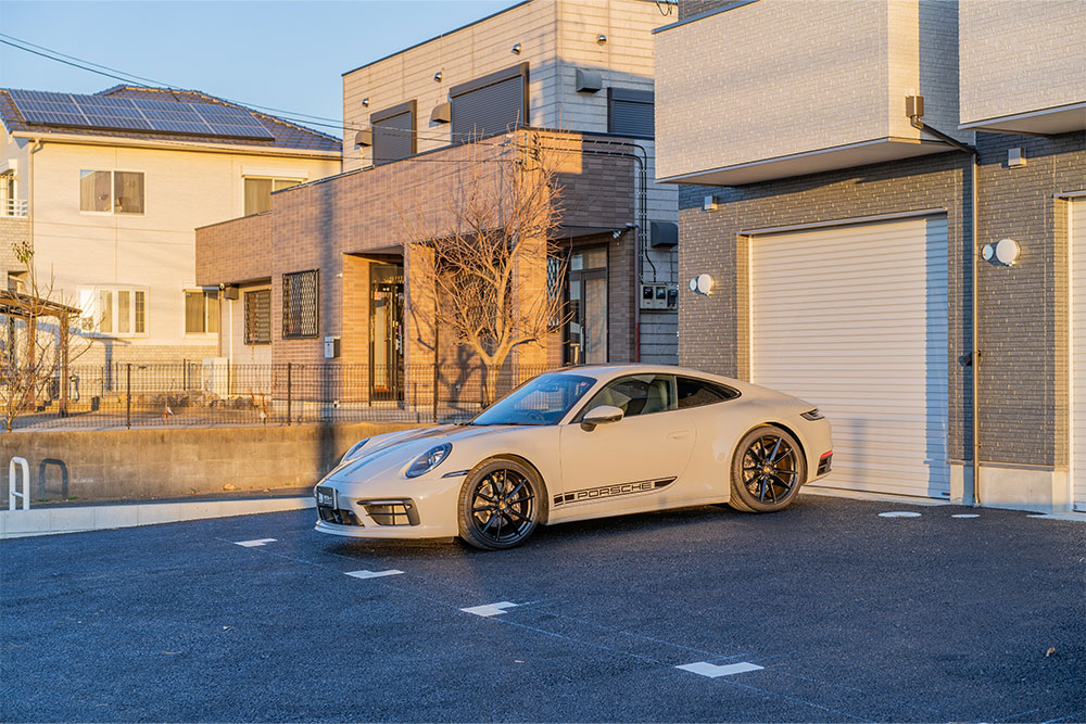 シャッター前の屋外駐車スペース