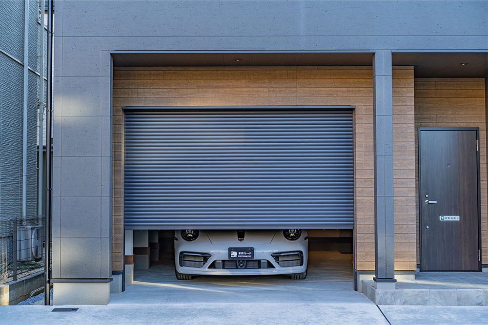 ガレージに駐車したポルシェ911（Type992.1）