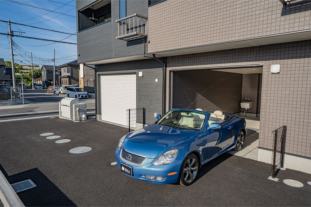 ガレージを出発するLEXUS_SC430