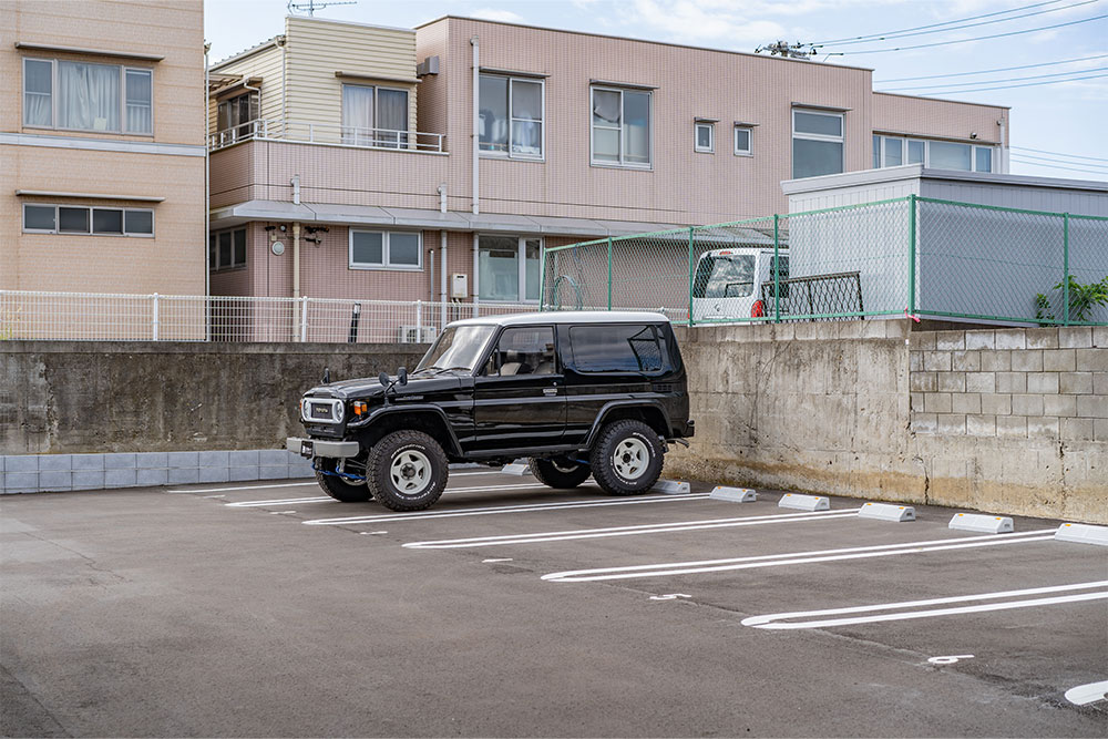 建物裏手には敷地内屋外駐車場