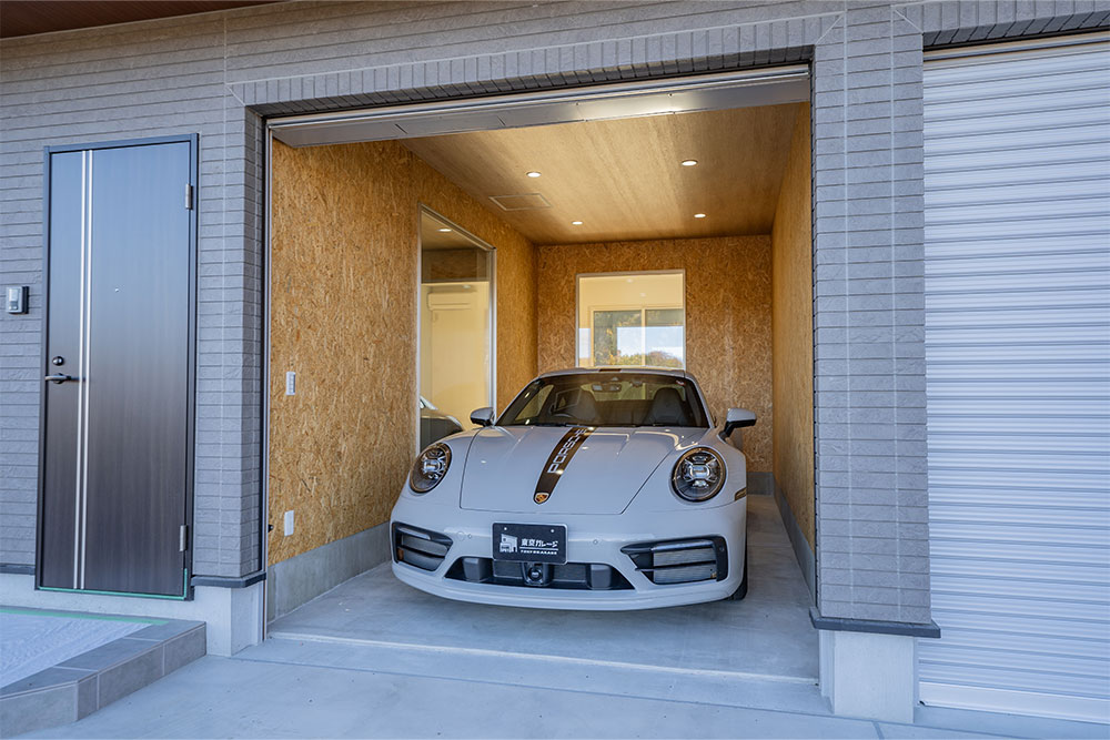 ガレージに駐車したポルシェ911（Type992.1）