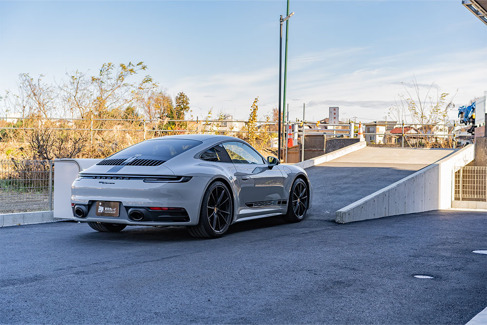 敷地入口のスロープを登るポルシェ911（Type992.1）