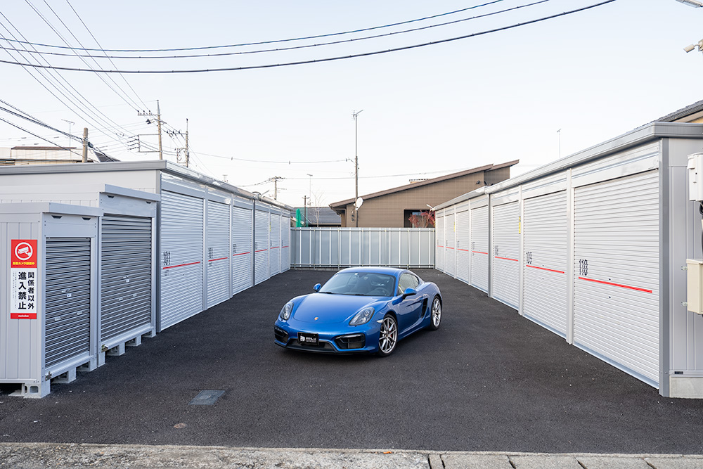 車路を挟んで並ぶ12庫のガレージ