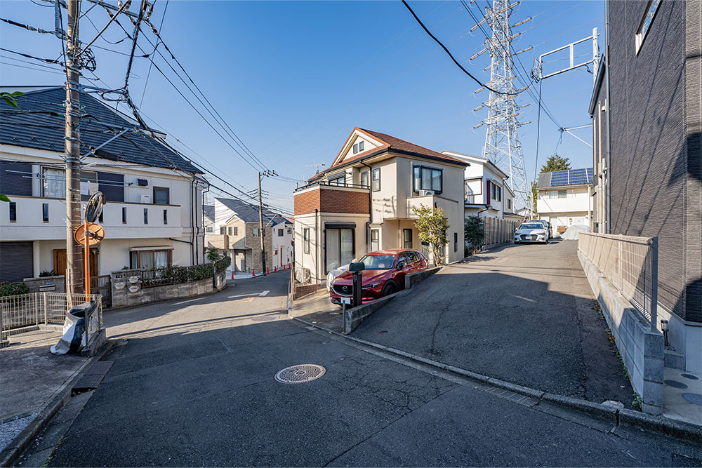 敷地入口と前面道路の様子