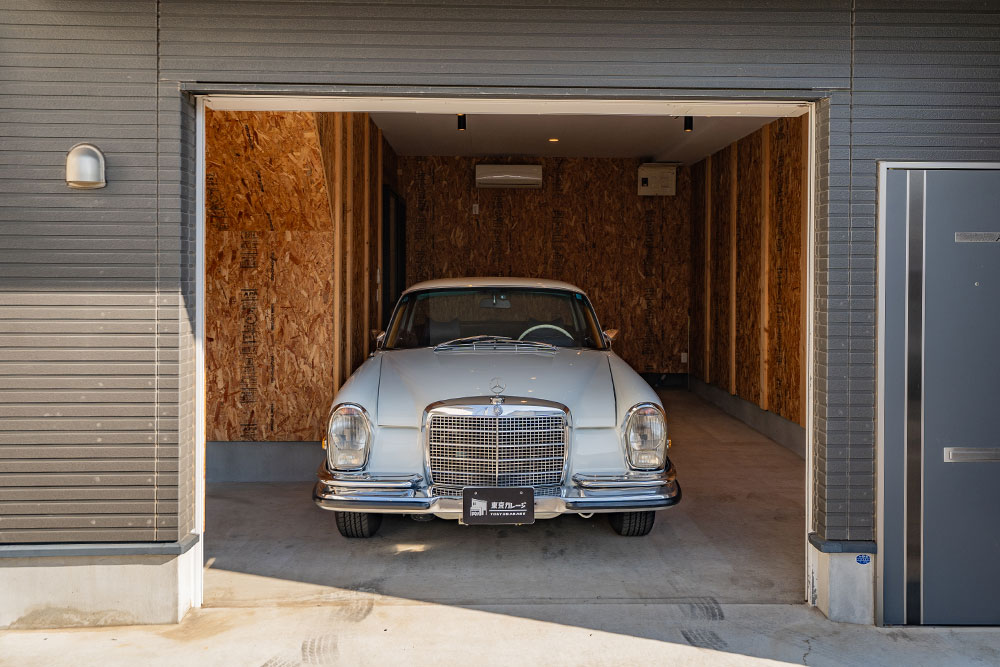 A号室のガレージに駐車したMercedes-Benz_280SE 3.5Coupe